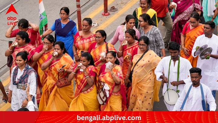 বিজেপি প্রার্থী ঘোষণা করে লোকসভা ভোট শুরু হওয়ার তিন দিন আগে। তার আগেই এবিপি আনন্দ-সি ভোটারের জনমত সমীক্ষা হয়ে যায়। তখন যে ফলাফল জানা গিয়েছিল, তাতে ডায়মন্ড হারবার কেন্দ্র থেকে সম্ভাব্য জয়ী হিসেবে পূর্বাভাস দেওয়া হয় অভিষেককে। (ছবি:PTI)