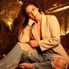 एक्शन हीरो की बहन, सुपरस्टार की बेटी, ग्लैमर में देती हैं एक्ट्रेसेस को भी मात, अब टीवी पर डेब्यू करेंगी ये हसीना, पहचाना क्या?