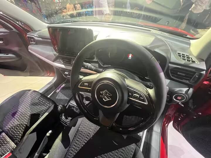 જગ્યા કે બુટ ક્ષમતાના સંદર્ભમાં કોઈ ફેરફાર નથી, પરંતુ નવી સ્વિફ્ટમાં નાના ફેરફારો કરવામાં આવ્યા છે, જેમ કે મોટી પાછળના કેમેરા સ્ક્રીન અને મોટા કપ હોલ્ડર્સ. ઉપરાંત, સામાન સ્ટોર કરવામાં સરળતા માટે બૂટ લોડિંગ લિપ પણ ઓછું છે. ફીચર્સની વાત કરીએ તો, પાછળના એસી વેન્ટ્સ અને વાયરલેસ સ્માર્ટફોન કનેક્ટિવિટી સાથે 9-ઇંચની મોટી સ્ક્રીન છે.