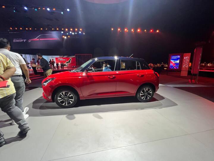 নতুন Maruti Suzuki Swift তিনটি ডুয়েল-টোন পেইন্ট এবং দুটি নতুন নীল ও লাল রং সহ ৯টি রঙের বিকল্পে পাওয়া যাচ্ছে। মারুতি সুইফটের সঙ্গে রেসিং রোডস্টার এবং থ্রিল চেজার আনুষঙ্গিক প্যাকেজও অফার করছে।