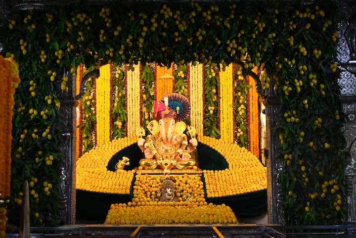 साडेतीन मुहूर्तापैकी एक असलेल्या अक्षयतृतीयेच्या मंगलदिनी दगडूशेठ गणपतीला आज ११ हजार आंब्यांचा महानैवेद्य दाखविण्यात आला.