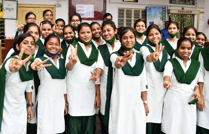 பள்ளிகள் வாரியாக தேர்ச்சி விகிதம் : நடப்பாண்டு 10ம் வகுப்பு பொதுத்தேர்வில் அரசுப் பள்ளிகளைச் சேர்ந்த மாணாக்கர்கள் 87.90 சதவிகிதமும், அரசு உதவிப்பெறும் பள்ளிகளைச் சேர்ந்த மாணாக்கர்கள் 91.77 சதவிகிதமும், தனியார் சுயநிதிப் பள்ளிகளை சேர்ந்த மாணாக்கர்கள் 97.43 சதவிகிதமும் தேர்ச்சி பெற்றுள்ளனர். இருபாலர் பள்ளிகள் 91.93 சதவிகிதமும், பெண்கள் பள்ளிகள் 93.80 சதவிகிதமும், ஆண்கள் பள்ளிகள் 83.17 சதவிகிதமும் தேர்ச்சியை பதிவு செய்துள்ளன.