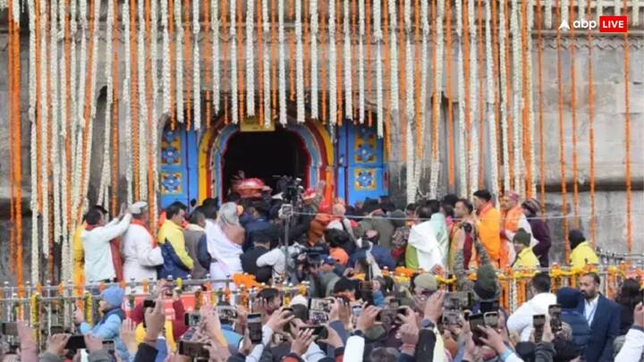 बाबा केदारनाथ धाम में कपाट खुलने के दौरान घंटे और शंख की ध्वनि बजती रही जिससे वातावरण भक्तिमय हो गया. मौसम साफ रहा, श्रद्धालुओं में उमंग और आनंद का माहौल था.