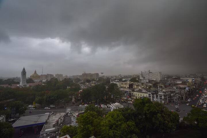 હવામાન વિભાગ અનુસાર પશ્ચિમ રાજસ્થાનમાં 10 મેના રોજ ગરમીનું મોજું ચાલુ રહેશે અને તે પછી તેમાં ઘટાડો થવાની સંભાવના છે. IMD અનુસાર, 12 મે 2024 ના રોજ મધ્ય, પૂર્વ અને દક્ષિણ દ્વીપકલ્પ ભારતમાં વાવાઝોડું, વીજળી અને જોરદાર પવનની સંભાવના છે.