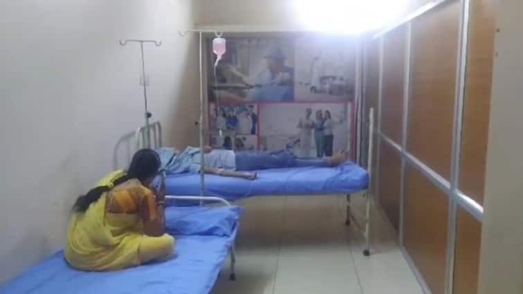 Udaipur Health department caught fake hospital in operator was10th failed Rajasthan Gujarat border ann राजस्थान-गुजरात बॉर्डर पर हॉस्पिटल सीज, 10वीं फेल 'सफाईकर्मी' खुद को डॉक्टर बताकर करता था इलाज