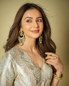 Rakul Preet Singh: రకుల్‌ ప్రీత్‌ సింగ్‌ దేశి లుక్‌ - సల్వార్‌ షూట్‌లో కూల్‌గా కనిపించిన బ్యూటీ