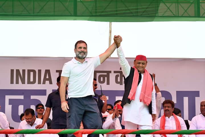 कांग्रेस के वरिष्ठ नेता राहुल गांधी ने शुक्रवार को कन्नौज में इंडिया गठबंधन की संयुक्त रैली में सपा मुखिया अखिलेश यादव के पक्ष में एक जनसभा में कहा कि यूपी में भाजपा की सबसे बड़ी हार होगी. यहां पर इंडिया गठबंधन का तूफान आ रहा है.