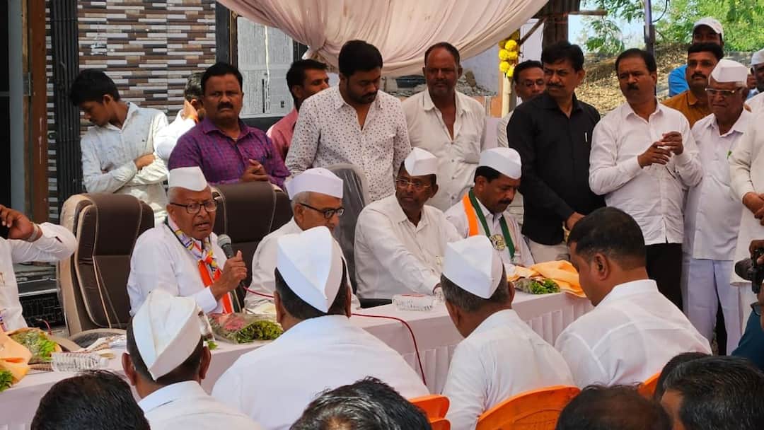 Narhari Zirwal attended the meeting of Mahavikas Aghadi candidate Bhaskar Bhagare in Dindori Lok Sabha Constituency Maharashtra Politics Marathi News Dindori Lok Sabha : मविआ उमेदवाराच्या बैठकीत अजित पवार गटाच्या आमदाराची हजेरी, महायुतीत खळबळ