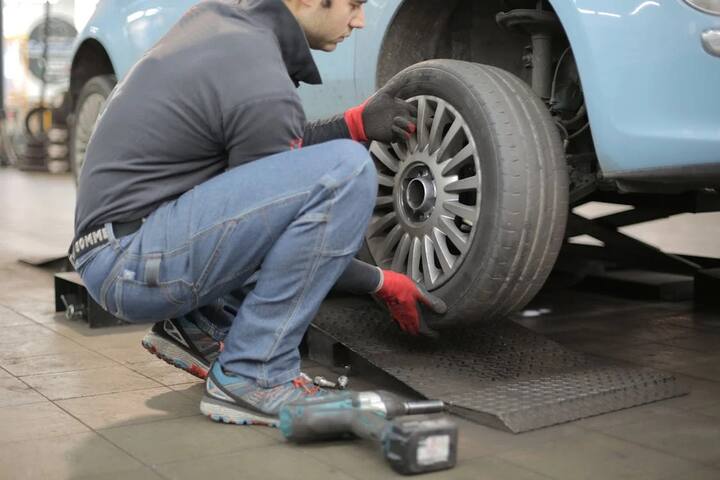 டயர் பராமரிப்பில் அடுத்து பார்க்க வேண்டியது வீல் அலைன்மெண்ட் (wheel alignment) ஒவ்வொரு 10000 கிலோ மீட்டருக்கு ஒரு முறை இதை மாற்ற வேண்டும்.