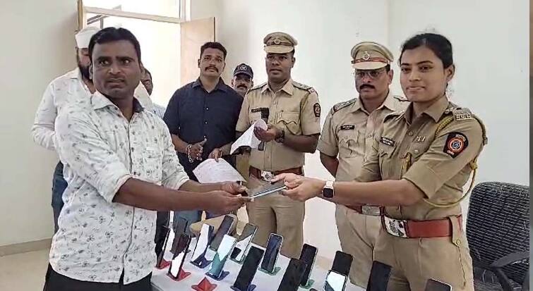 Gondia News gondia police return 50 stolen mobiles to the citizens on the occasion of Akshaya Tritiya 2024 maharashtra Gondia News : अक्षय तृतीयेच्या मुहूर्तावर पोलि‍सांची विशेष भेट; चोरीला गेलेले मोबाइल नागरिकांना केले सुपूर्द