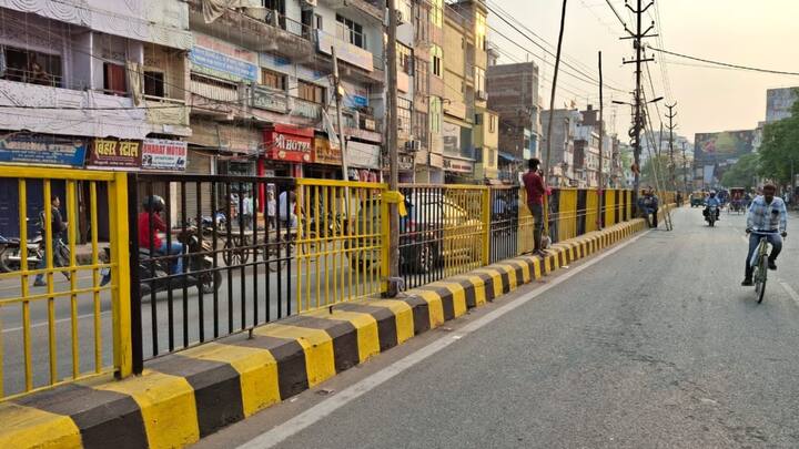 सड़कों पर युद्ध स्तर से काम किया जा रहा है .बैरिकेडिंग की रंगाई पुताई की जा रही है. सड़क के डिवाइडर की भी रंगाई पुताई जारी है.