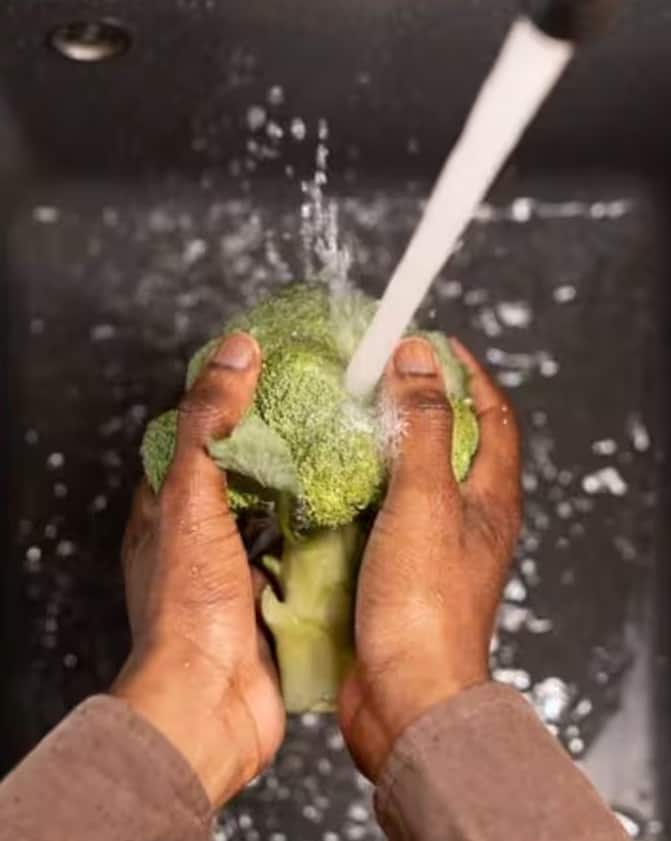 વિનેગરમાં પલાળી રાખો- શાકભાજીમાંથી જંતુનાશકો દૂર કરવા માટે ત્રણ ભાગ પાણીમાં એક ભાગ વિનેગર લો અને બધી શાકભાજીને તેમાં પલાળી રાખો અને થોડી વાર રહેવા દો. આ જંતુનાશકોના અવશેષોને દૂર કરશે અને તમારી શાકભાજીને સ્વચ્છ અને તાજી રાખશે.
