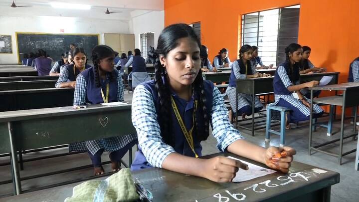 10ம் வகுப்பு பொதுத்தேர்வு முடிவுகள் வெளியான நிலையில், மறுகூட்டல் மற்றும் மறுமதிப்பீட்டிற்கு மாணவர்கள் வரும் 15ம் தேதி முதல் விண்ணப்பிக்கலாம் என தேர்வுத்துறை அறிவித்துள்ளது.