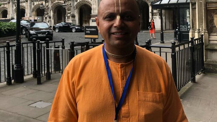 আমরা অনেক সময়ই, নিজেদের ভাল থাকার  জন্য অন্যের উপর নির্ভর করি। কে কেমন আমাদের সঙ্গে ব্যবহার করছে, তার উপর নির্ভর করে আমাদের মুড কেমন থাকবে।