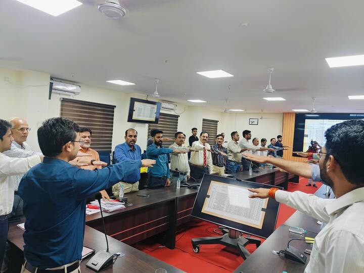 जिला निर्वाचन अधिकारी और कलेक्टर नीरज कुमार सिंह ने बताया कि निजी उद्योग संचालकों को उनके कर्मचारियों के माध्यम से शत प्रतिशत मतदान को लेकर शपथ दिलाई गई है.