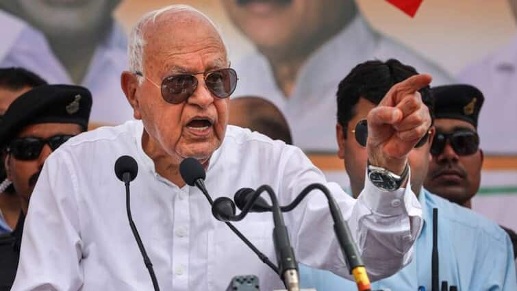Jammu Kashmir National Conference chief Farooq Abdullah said if new government formed at Centre they will throw EVMs river Lok Sabha Election 2024: 'केंद्र में नई सरकार बनी तो EVM को...', श्रीनगर में फारूक अब्दुल्ला का बड़ा बयान