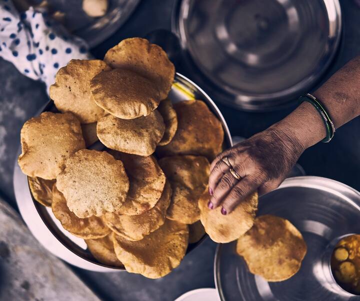 பூரிக்கு மாவு பிசையும் போது சிறிது சர்க்கரை சேர்த்து பூரி செய்தால் நீண்ட நேரம் பூரி உப்பலாக இருக்கும்