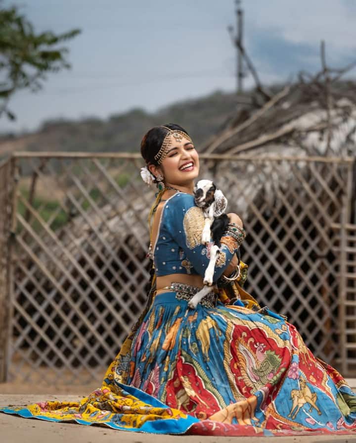 ప్రస్తుతం ఈ ముద్దుగుమ్మ సోషల్ మీడియాలో బాగా యాక్టివ్ అయ్యింది. Photo Credit:Priyanka Jain/Instagram