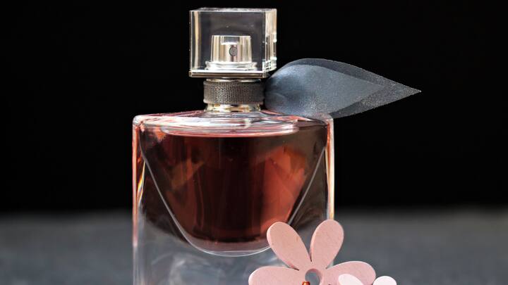 दूसरे नंबर पर है गोल्डन डीलिसियस. इस परफ्यूम को डीकेएनवाई कंपनी बनाती है. इसके 50 एमएल के एक बोतल की कीमत 10 लाख डॉलर है. रुपये में बताएं तो ये करीब 8 करोड़ रुपये से ज्यादा होगा.