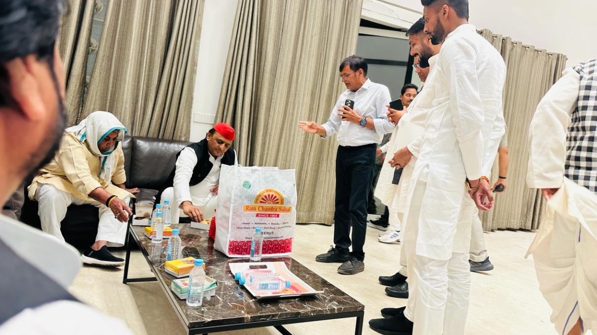 Lok Sabha Elections: BJP MLA's photo with Akhilesh Yadav goes viral amid elections, meeting behind closed doors, discussion intensified