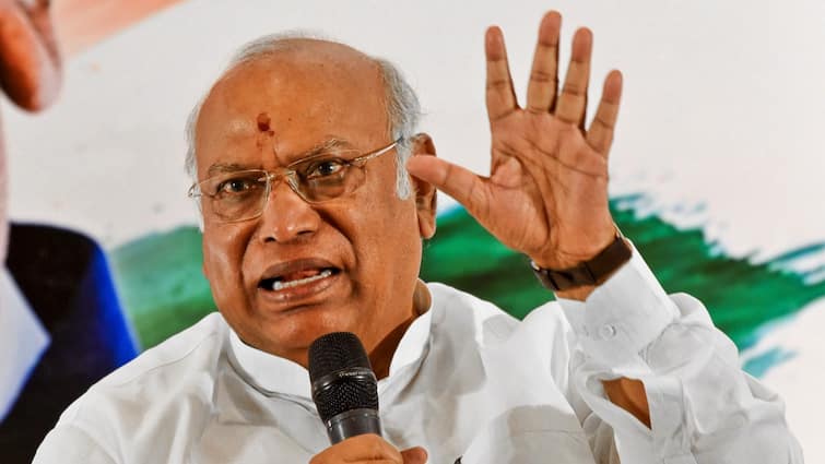 Mallikarjun Kharge Letter Opposition Party INDIA Bloc Jairam Ramesh Lok sabha election 2024 Abhishek Manu Singhvi I.N.D.I.A Bloc Meets ECI Over Voting Data 'Discrepancies', 'Inaction' On Complaints Against Modi & Shah