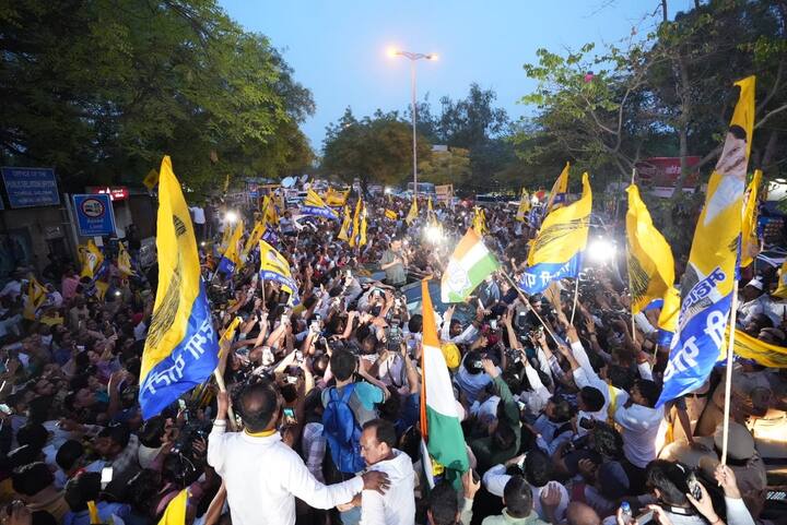 दिल्ली के मुख्यमंत्री अरविंद केजरीवाल को शुक्रवार को सुप्रीम कोर्ट द्वारा अंतरिम जमानत दिये जाने के कुछ ही घंटों बाद तिहाड़ जेल से रिहा कर दिया गया.