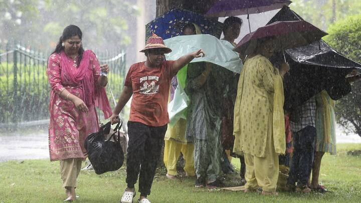 আজ ও কাল ঝড় বৃষ্টির পূর্বাভাস দক্ষিণবঙ্গে। আগামী ২৪ ঘণ্টায় কলকাতা সহ দক্ষিণবঙ্গের সব জেলাতেই ৫০ থেকে ৬০ কিলোমিটার গতিবেগে দমকা ঝড়ো বাতাস বইবে। ভারী বৃষ্টির সম্ভাবনা দক্ষিণ ২৪ পরগনা ও পূর্ব মেদিনীপুরে।