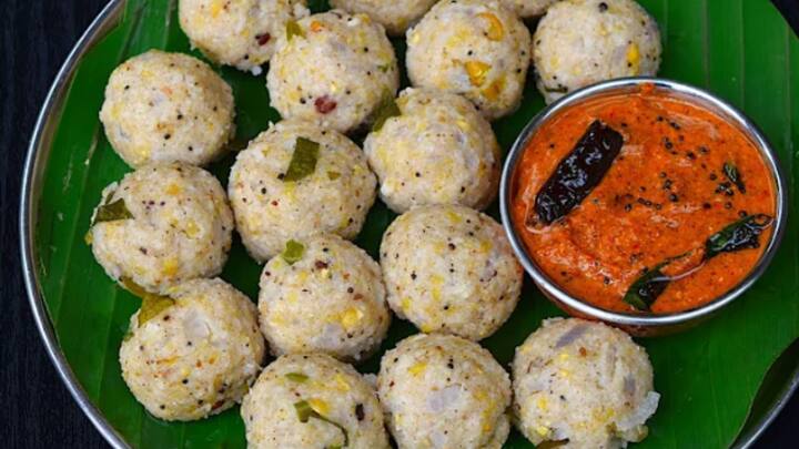 ஒன்றரை கப் அவலை நன்கு கழுவி ஒன்று அல்லது ஒன்றரை கப் மோர் ஊத்தி 20 நிமிடங்கள் ஊற வைக்க வேண்டும்.