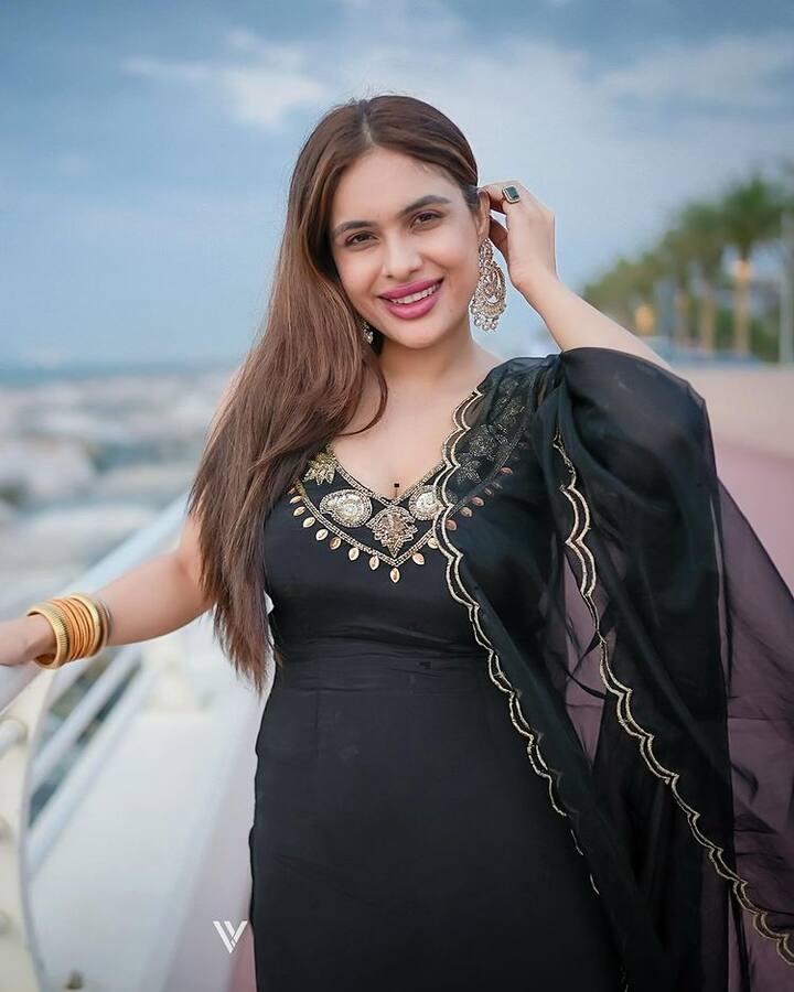 ભોજપૂરી એક્ટ્રેસ નેહા મલિક તેના બોલ્ડ અને હોટ અંદાજ માટે જાણીતી છે. નેહા મલિક પોતાના ચાહકો માટે ગ્લેમરસ તસવીરો શેર કરતી રહે છે.