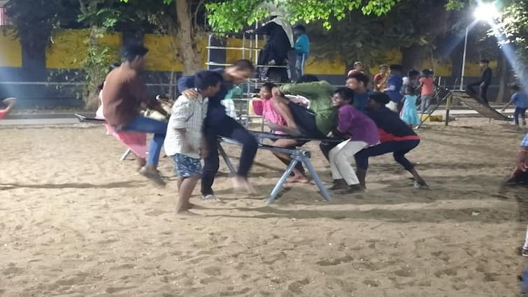 Thanjavur news Adolescents using childrens play equipment at Kumbakonam Gandhi Park - TNN குழந்தைகளின் விளையாட்டு உபகரணங்களை பயன்படுத்தும் வாலிபர்கள் - கும்பகோணம் காந்தி பூங்காவில் நடக்கும் அட்டூழியம்