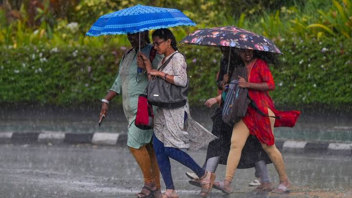 आईएमडी ने बुधवार को पूर्वानुमान जताया कि आंध्र प्रदेश के कई इलाकों में अगले पांच दिन गरज के साथ बारिश होने, बिजली कड़कने और तेज़ हवाएं चलने की संभावना है.