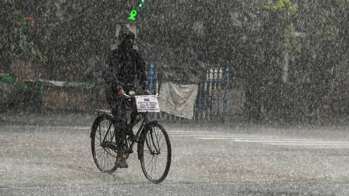 শনিবার ভারী বৃষ্টির সম্ভাবনা মুর্শিদাবাদ ও পূর্ব মেদিনীপুরে। কালবৈশাখীর মতো পরিস্থিতি হতে পারে বীরভূম, মুর্শিদাবাদ, নদিয়া, পূর্ব মেদিনীপুর, উত্তর ও দক্ষিণ ২৪ পরগনা এই ৬ জেলাতে।