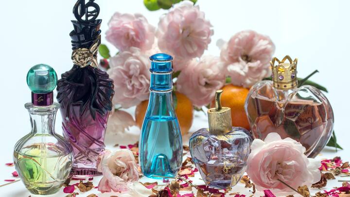 पहले नंबर है दुबई में मिलने वाले Shumukh. इस परफ़्यूम की कीमत लगभग 10 करोड़ रुपए है. Guinness World Record के मुताबिक, ये परफ्यूम त्वचा को ये 12 घंटे और कपड़ों को 30 दिन तक सुगंधित रखता है.