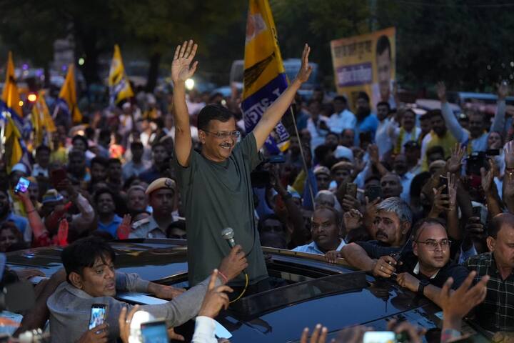 सीएम केजरीवाल के स्वागत के लिए उनकी आम आदमी पार्टी (आप) के कार्यकर्ता और नेता जेल परिसर के बाहर एकत्र थे.