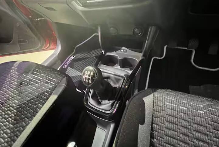 6 ਏਅਰਬੈਗਸ ਅਤੇ ESC ਸਮੇਤ ਵਾਧੂ ਮਿਆਰੀ ਵਿਸ਼ੇਸ਼ਤਾਵਾਂ ਦੇ ਨਾਲ, ਨਵੀਂ ਸਵਿਫਟ ਪਹਿਲਾਂ ਵਾਲੇ ਮਾਡਲ ਨਾਲੋਂ ਵੀ ਭਾਰੀ ਹੈ ਅਤੇ ਇਸਦੇ ਨਿਰਮਾਣ ਵਿੱਚ ਉੱਚ ਗੁਣਵੱਤਾ ਵਾਲੇ ਸਟੀਲ ਦੀ ਵਰਤੋਂ ਕੀਤੀ ਜਾਂਦੀ ਹੈ। ਹਾਲਾਂਕਿ ਇਸਦੇ ਕਰੈਸ਼ ਟੈਸਟ ਦੇ ਸਕੋਰ ਅਜੇ ਉਪਲਬਧ ਨਹੀਂ ਹਨ, ਪਰ ਇਹ ਕਾਰਕ ਇਸ ਨੂੰ ਵਧੀਆ ਸਕੋਰ ਪ੍ਰਾਪਤ ਕਰਨ ਵਿੱਚ ਮਹੱਤਵਪੂਰਨ ਭੂਮਿਕਾ ਨਿਭਾਉਣਗੇ।