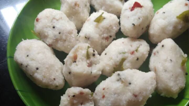 இதற்கிடையே, ஒரு கடாயில் ஒரு கரண்டி எண்ணெய் சேர்த்து, சூடானதும் சிறிது கடுகு தாளித்து, ஒரு ஸ்பூன் உளுந்து, ஒரு ஸ்பூன் கடலை பருப்பு சேர்த்து பொன்னிறமானதும், இதில் ஒரு நறுக்கிய பெரிய வெங்காயம் சேர்த்து லேசாக வதக்கி விட்டு, பின் பொடியாக நறுக்கிய ஒரு துண்டு இஞ்சி சேர்க்கவும்.