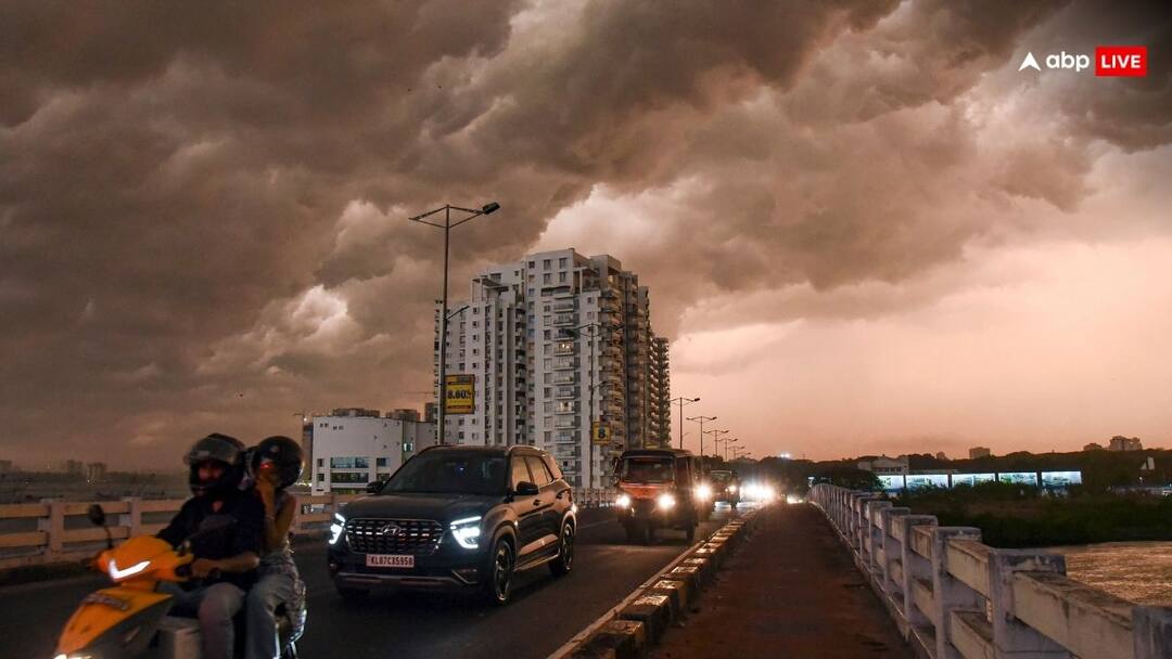 Delhi Weather Update Severe storm in Delhi strong winds with clouds of dust changed the mood of the weather Watch Video Delhi Weather: दिल्ली में भयंकर आंधी, धूल के गुबार के साथ तेज हवाओं ने बदला मौसम, लोग बोले- सच में आ गया तूफान