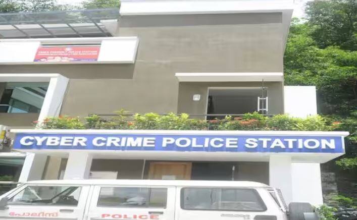 ਜੇਕਰ ਤੁਹਾਨੂੰ ਲੱਗਦਾ ਹੈ ਕਿ ਤੁਸੀਂ ਆਪਣੇ ਪੈਨ ਕਾਰਡ ਤੋਂ ਕੋਈ ਸੇਵਾ ਨਹੀਂ ਲਈ ਹੈ, ਪਰ ਤੁਸੀਂ ਇਸਨੂੰ ਦੇਖ ਸਕਦੇ ਹੋ। ਇਸ ਲਈ ਅਜਿਹੀ ਸਥਿਤੀ ਵਿੱਚ ਤੁਸੀਂ ਤੁਰੰਤ ਸਾਈਬਰ ਅਪਰਾਧ ਦੀ ਸ਼ਿਕਾਇਤ ਕਰ ਸਕਦੇ ਹੋ। ਅਤੇ ਸੇਵਾ ਨੂੰ ਹਟਾ ਸਕਦਾ ਹੈ.