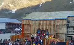 Kedarnath Dham: केदारनाथ धाम के कपाट खुले, गूंज उठे बम-बम के जयकारे, हेलीकॉप्टर से हुई पुष्प वर्षा, देखें- तस्वीरें