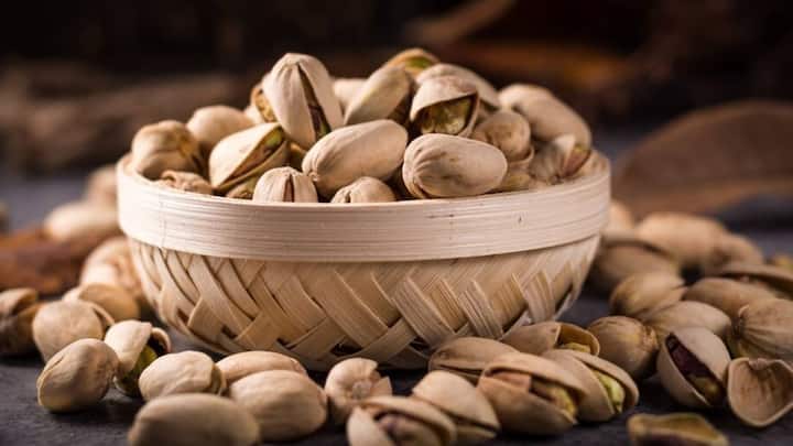 health benefits Of consuming pistachio in summer Pistachios: क्या गर्मियों में पिस्ता खाना हेल्दी है? किन लोगों को बिल्कुल भी नहीं खाना चाहिए ये नट्स