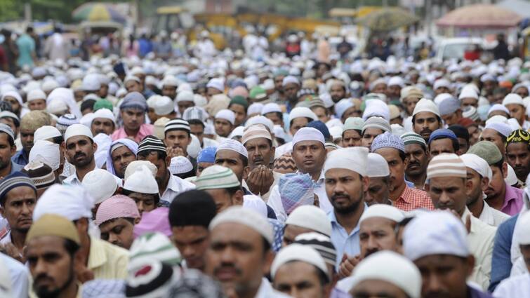 The share of the Hindu population decreased by 7.82% between 1950 and 2015 in India, while that of Muslims increased by 43.15% કેટલા વર્ષોમાં મુસલમાનોની વસ્તી ભારતમાં હિંદુઓ કરતા પણ વધી જશે?