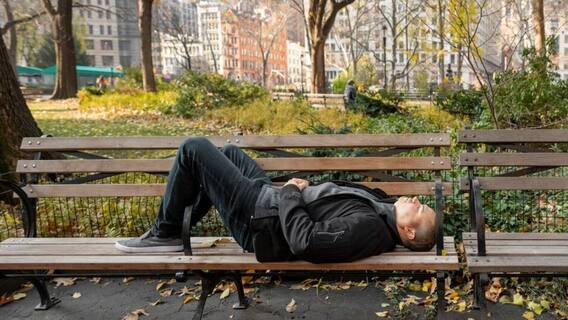 Heat Wave: हीटवेव के कारण कोई शख्स बेहोश हो जाए तो भूल से भी न पिलाएं पानी, जानिए क्यों