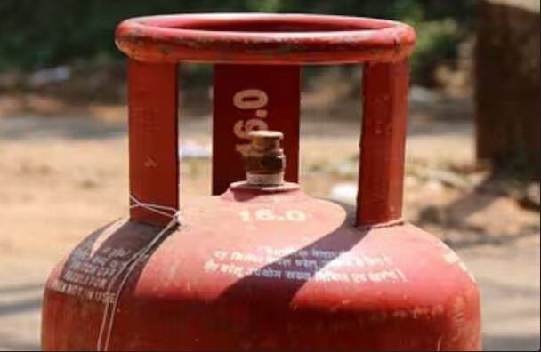ਗੈਸ ਸਿਲੰਡਰ ਦੀ ਵਰਤੋਂ ਕਰਦੇ ਸਮੇਂ ਲੋਕ ਅਕਸਰ ਗਲਤੀ ਕਰਦੇ ਹਨ। ਜਿਸ ਕਾਰਨ ਉਨ੍ਹਾਂ ਦਾ ਲੱਖਾਂ ਦਾ ਨੁਕਸਾਨ ਹੋਇਆ ਹੈ। ਆਓ ਤੁਹਾਨੂੰ ਦੱਸਦੇ ਹਾਂ ਕਿ ਇਸ ਗਲਤੀ ਨਾਲ ਕੀ ਹੁੰਦਾ ਹੈ।