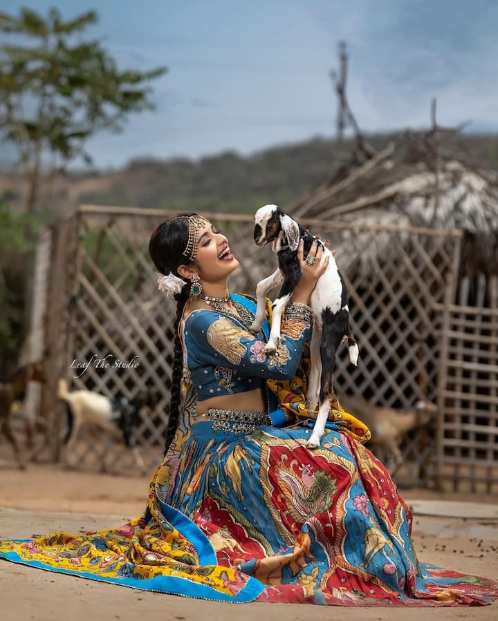 సీరియల్స్ ద్వారా వచ్చిన గుర్తింపుతో బిగ్ బాస్ హౌస్ లోకి అడుగు పెట్టింది. Photo Credit:Priyanka Jain/Instagram