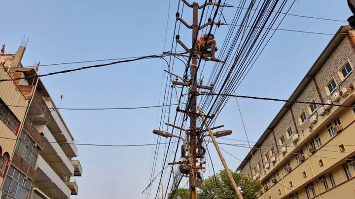 पूरे रास्ते में प्रत्येक खंभे पर पहले से लगे लाइट के अलावे अलग दो बड़े-बड़े लाइट लगाए गए हैं.