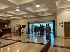 Govinda and Uddhav Thackeray : मै तो रस्ते से जा रहा थाsss उद्धव ठाकरेंमुळे गोविंदाची वाट अडली, 20 मिनिटे आडोशाला थांबला!