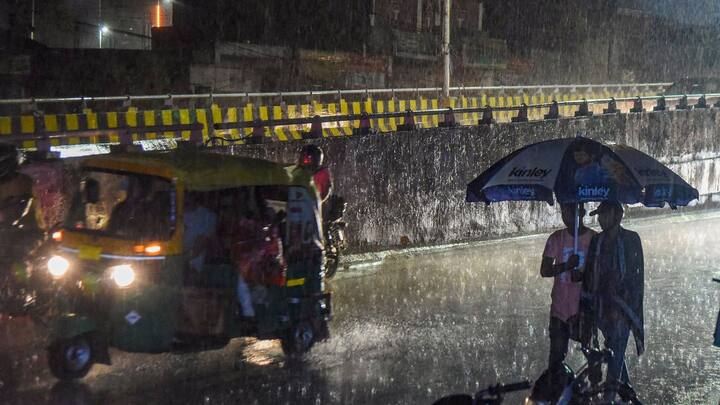 উত্তরবঙ্গে রবিবার পর্যন্ত বজ্রবিদ্যুৎসহ বৃষ্টির পূর্বাভাস রয়েছে। একইসঙ্গে ৩০ থেকে ৪০ কিলোমিটার গতিবেগে দমকা ঝোড়ো বাতাসের সম্ভাবনা।