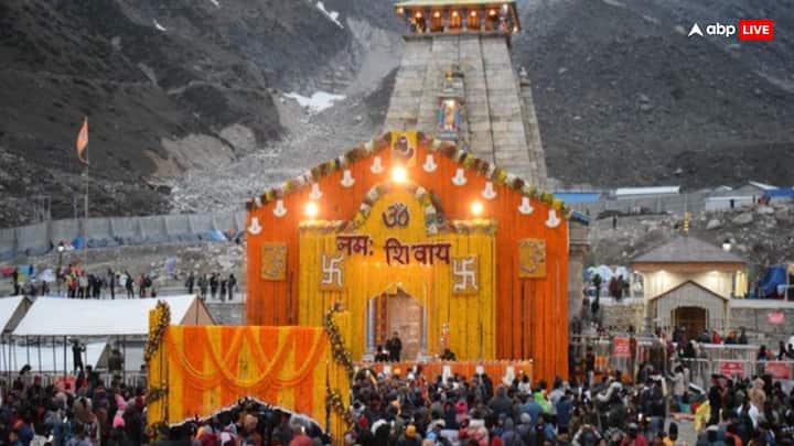 चार धाम यात्रा शुरू हो चुकी है. परंपरा के अनुसार अक्षय तृतीया पर केदारनाथ धाम के कपाट सुबह 07 बजे खोले गए. पुजारियों ने वेद मंत्रों का पाठ कर पूजा अर्चना की. केदारनाथ धाम 12 ज्योतिर्लिंग में से एक है.