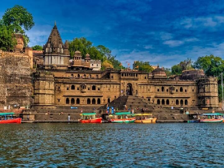 यह एक ट्रेन पैकेज है, जो पूरे 10 दिन और 9 रात का है. इसमें आपको देश की कई प्रसिद्ध धार्मिक जगह जैसे पुरी, कोणार्क, गया, वाराणसी, अयोध्या और प्रयागराज की सैर का मौका मिल रहा है.