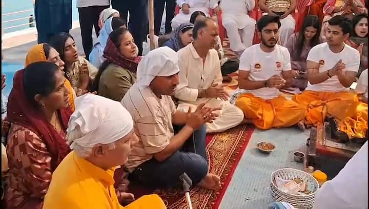 इस बार सवा दो सौ हिंदू तीर्थ यात्री पाकिस्तान से हिंदुस्तान आए. अपने परिवार के साथ बच्चों और युवाओं का गंगा के तट पर वैदिक विधि विधान के साथ यज्ञोपवीत संस्कार करवाया.